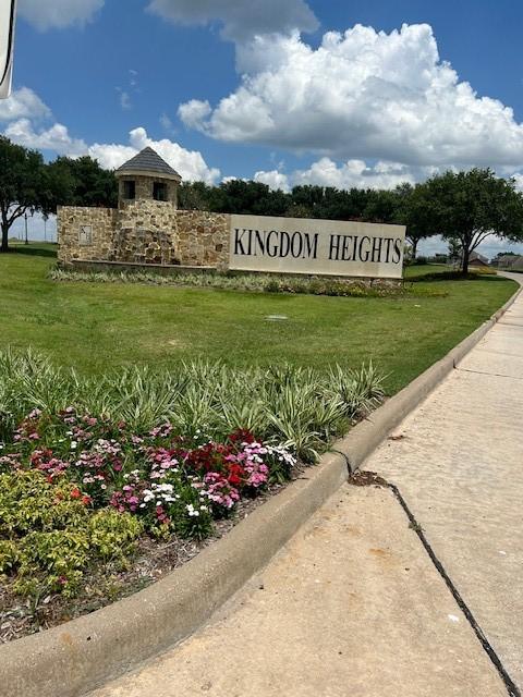 community sign featuring a lawn