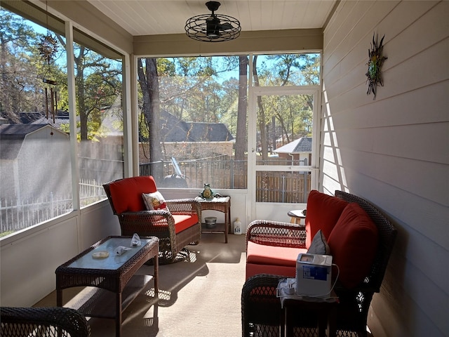 sunroom with ceiling fan