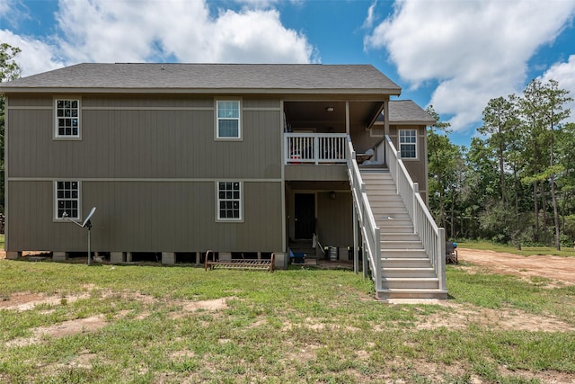 back of house featuring a yard