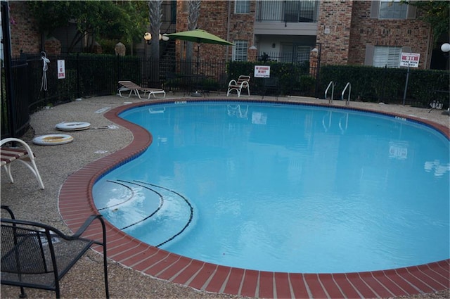 view of swimming pool