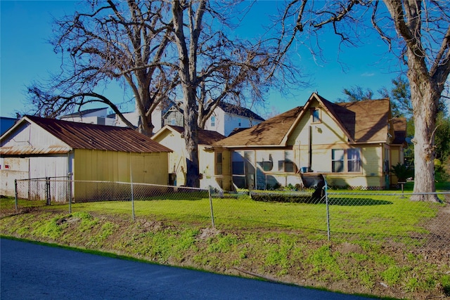 view of front of property with an outdoor structure and a front yard