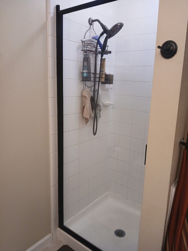 bathroom featuring tiled shower