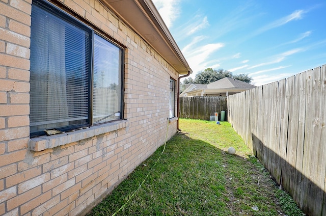 view of side of property featuring a lawn