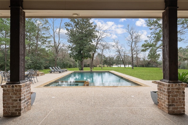 view of swimming pool with a pool with connected hot tub, a lawn, and a patio