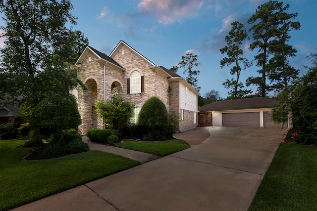 view of front facade with a lawn