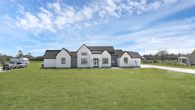 view of front facade featuring a front lawn