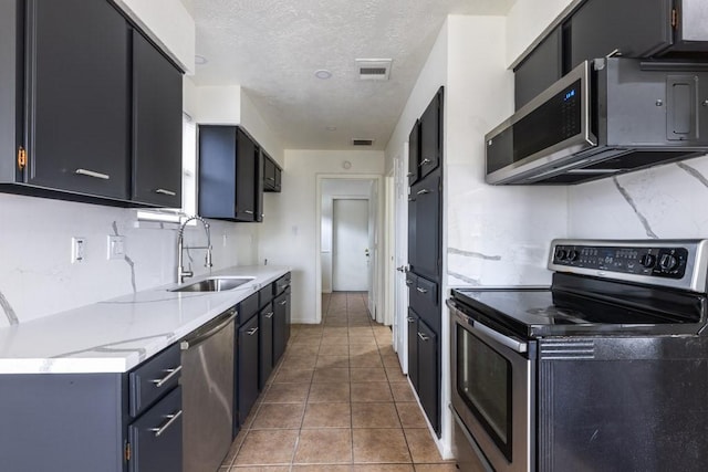 kitchen featuring visible vents, appliances with stainless steel finishes, backsplash, and a sink