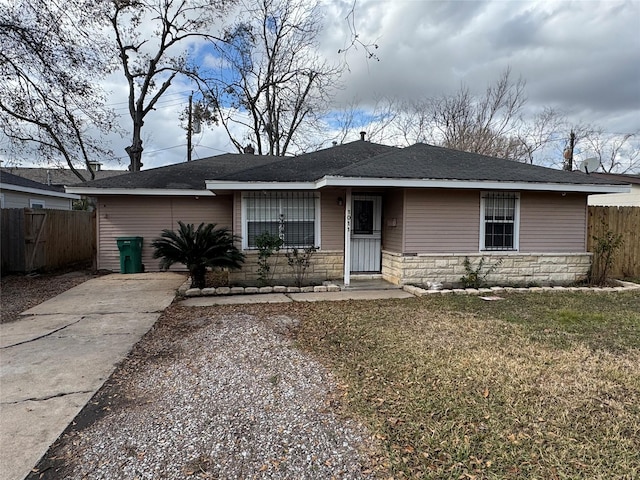 ranch-style home featuring a front lawn