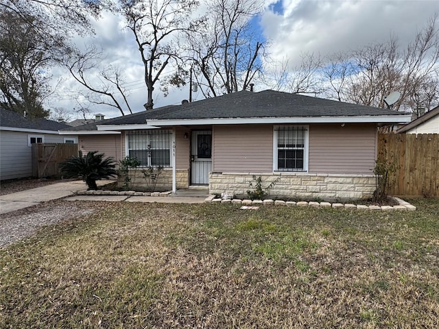 ranch-style home featuring a front yard