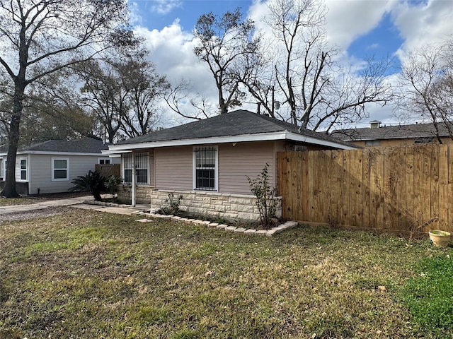 view of front facade with a front lawn