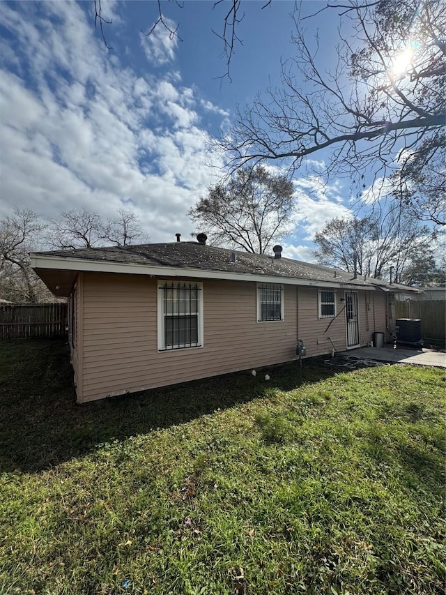 back of house featuring a yard