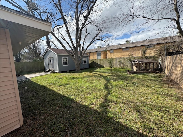 view of yard with an outdoor structure