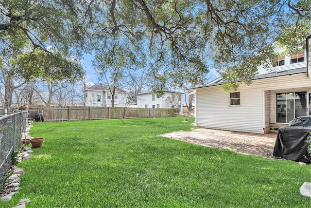 view of yard featuring a patio area