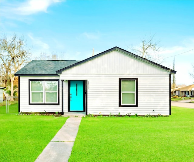 view of front facade with a front lawn