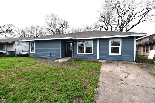 single story home featuring a front lawn