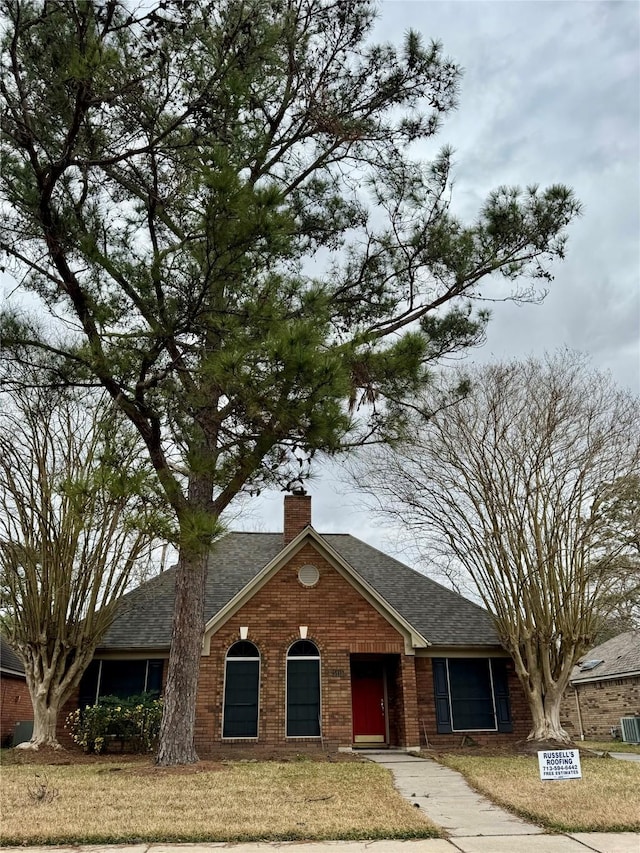 view of front of home featuring a front lawn