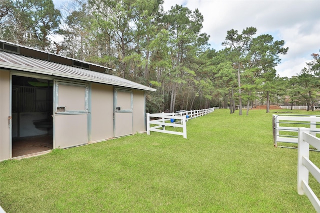 view of yard featuring an outbuilding