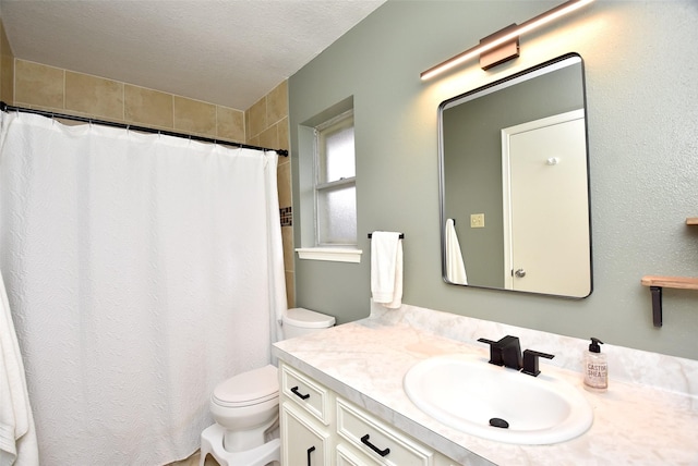 bathroom featuring a shower with curtain, vanity, toilet, and a textured ceiling