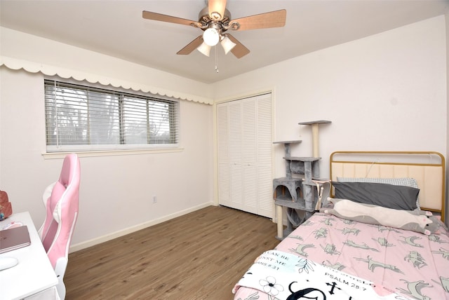 bedroom featuring ceiling fan, dark hardwood / wood-style floors, and a closet