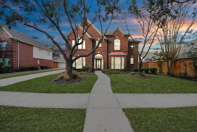 view of front facade featuring a lawn