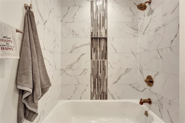 bathroom with tiled shower / bath