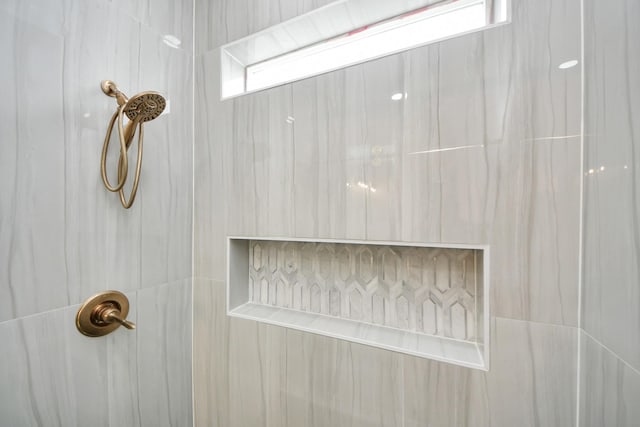 details featuring tiled shower