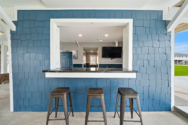 kitchen featuring a breakfast bar and kitchen peninsula