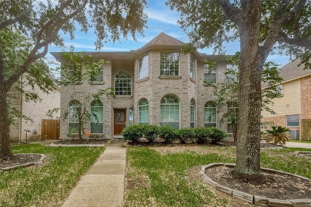 view of front of property featuring a front yard