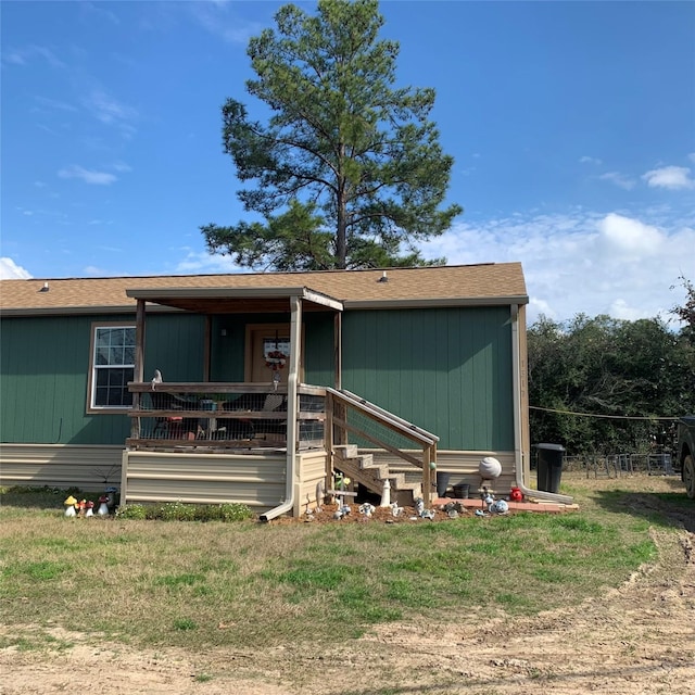 view of front of property featuring a front yard