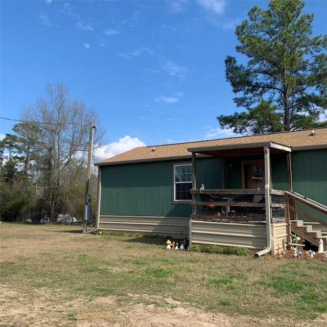 view of front of house featuring a front lawn