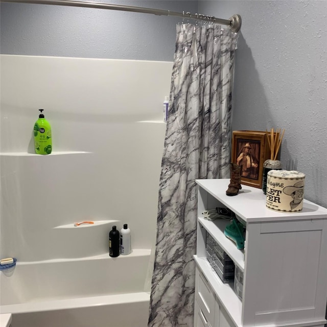 bathroom with shower / tub combo