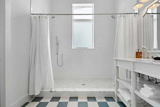 bathroom with a shower with curtain, plenty of natural light, and sink