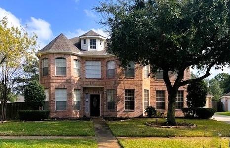 view of front of property featuring a front lawn