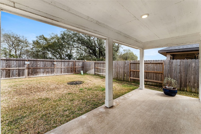 view of yard featuring a patio area