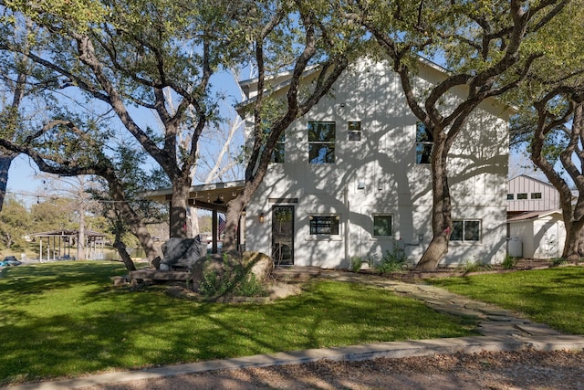 view of front of home featuring a front lawn