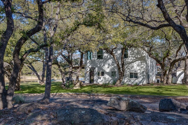 view of front of property featuring a front yard