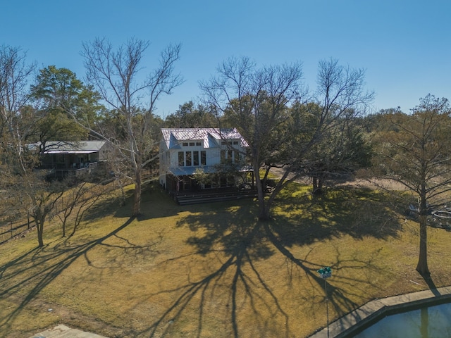 view of front of property featuring a front yard