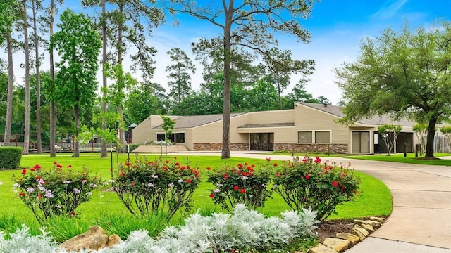 view of property's community featuring a lawn