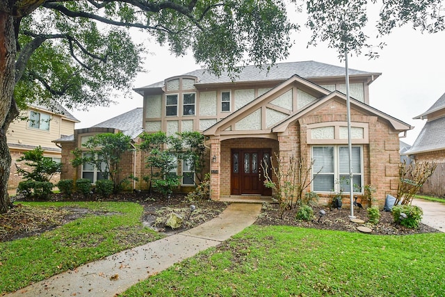 view of front of property featuring a front yard