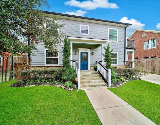 view of front of property featuring a front yard