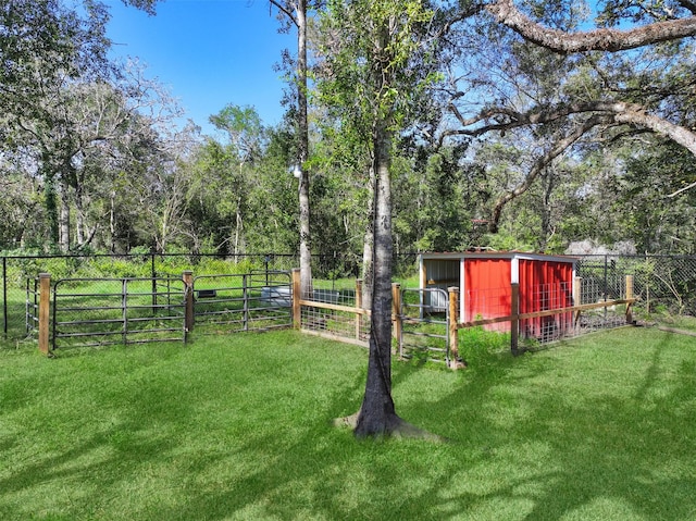 view of yard featuring an outdoor structure