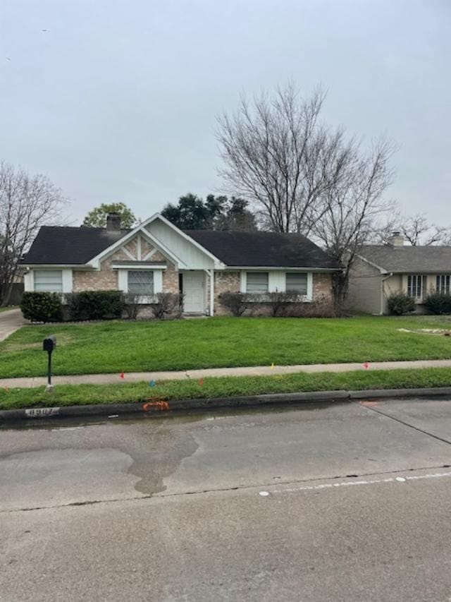 view of front of home featuring a front lawn