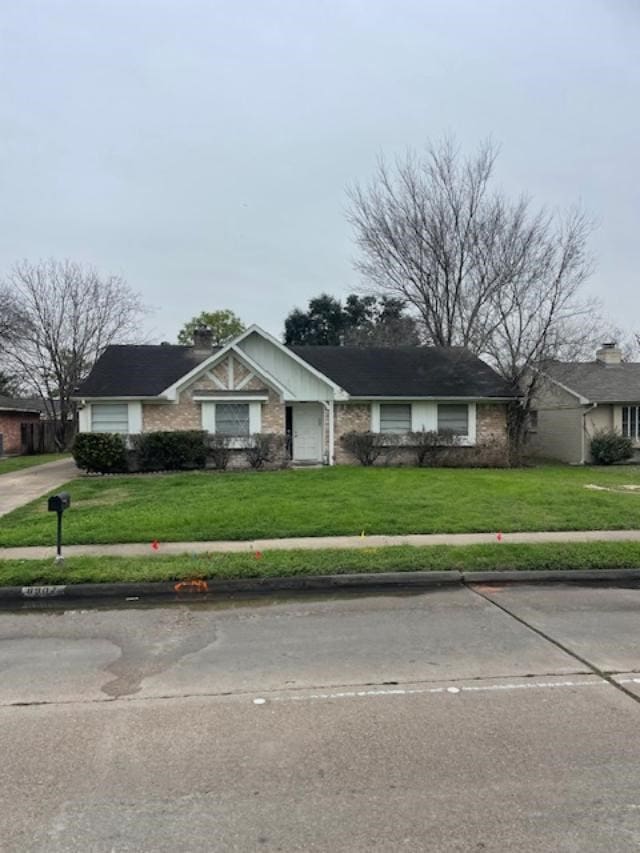 ranch-style home with a front lawn