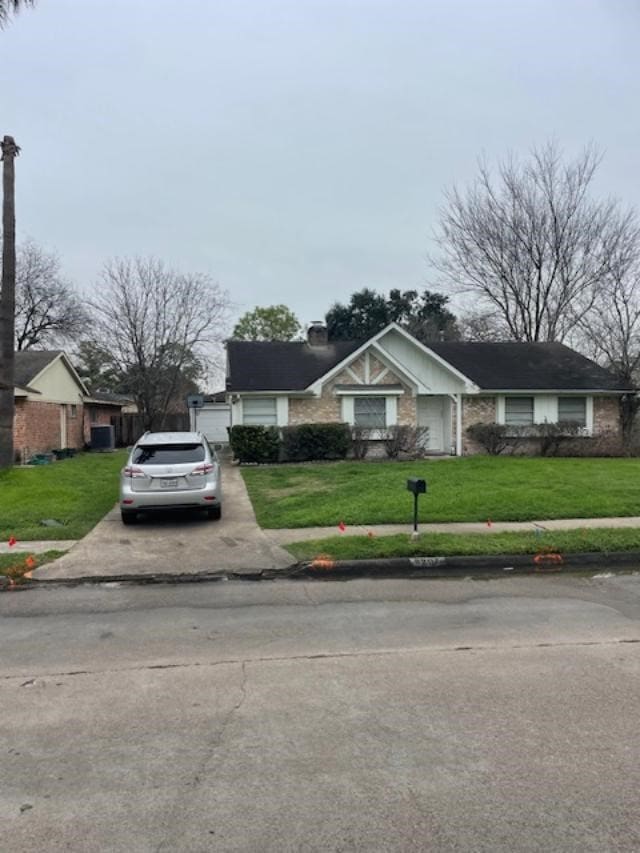 view of front of house featuring a garage and a front yard