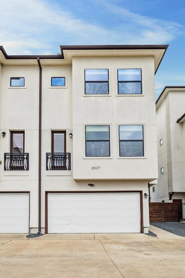 view of front facade featuring a garage