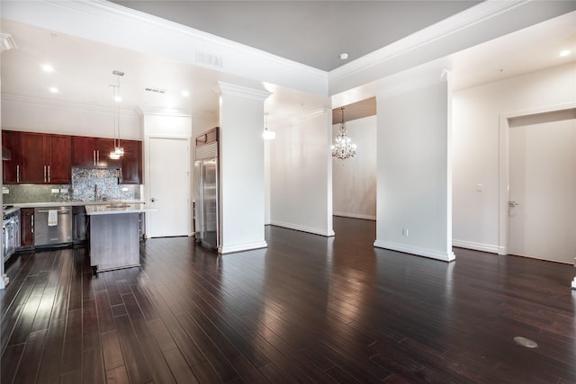 unfurnished living room featuring dark wood-type flooring, a sink, a chandelier, and visible vents