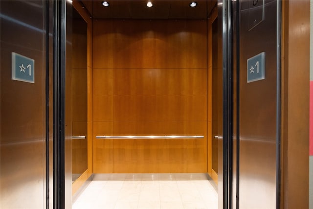 room details with elevator