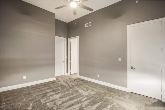 carpeted empty room featuring ceiling fan