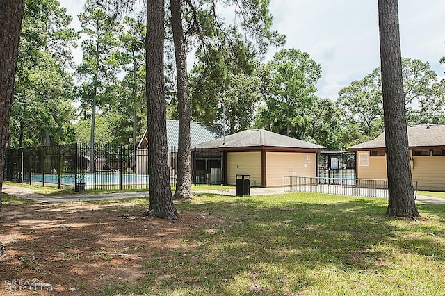 view of yard featuring a pool