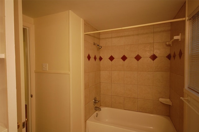 bathroom featuring tiled shower / bath